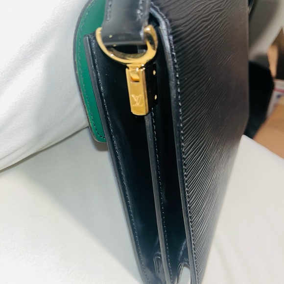 Louis Vuitton (LV) Green and Black Epi - Picture 5 of 12